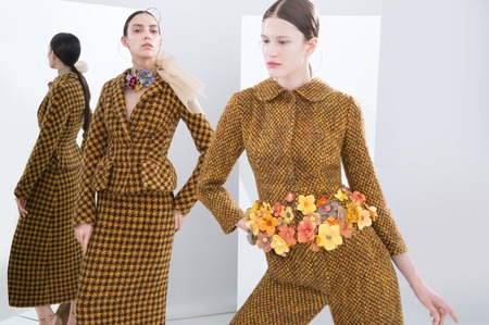 Актриса Евгения Крюкова делится опытом создания точных образов в лукбуке своей дебютной коллекции одежды