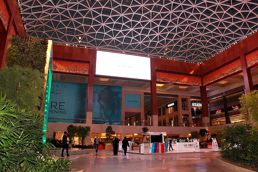 Яс молл абу даби. Mall Абу Даби. Абу Даби Молл в Абу Даби. Абу-Даби торговый центр яс Молл. Галерея Молл Абу Даби.