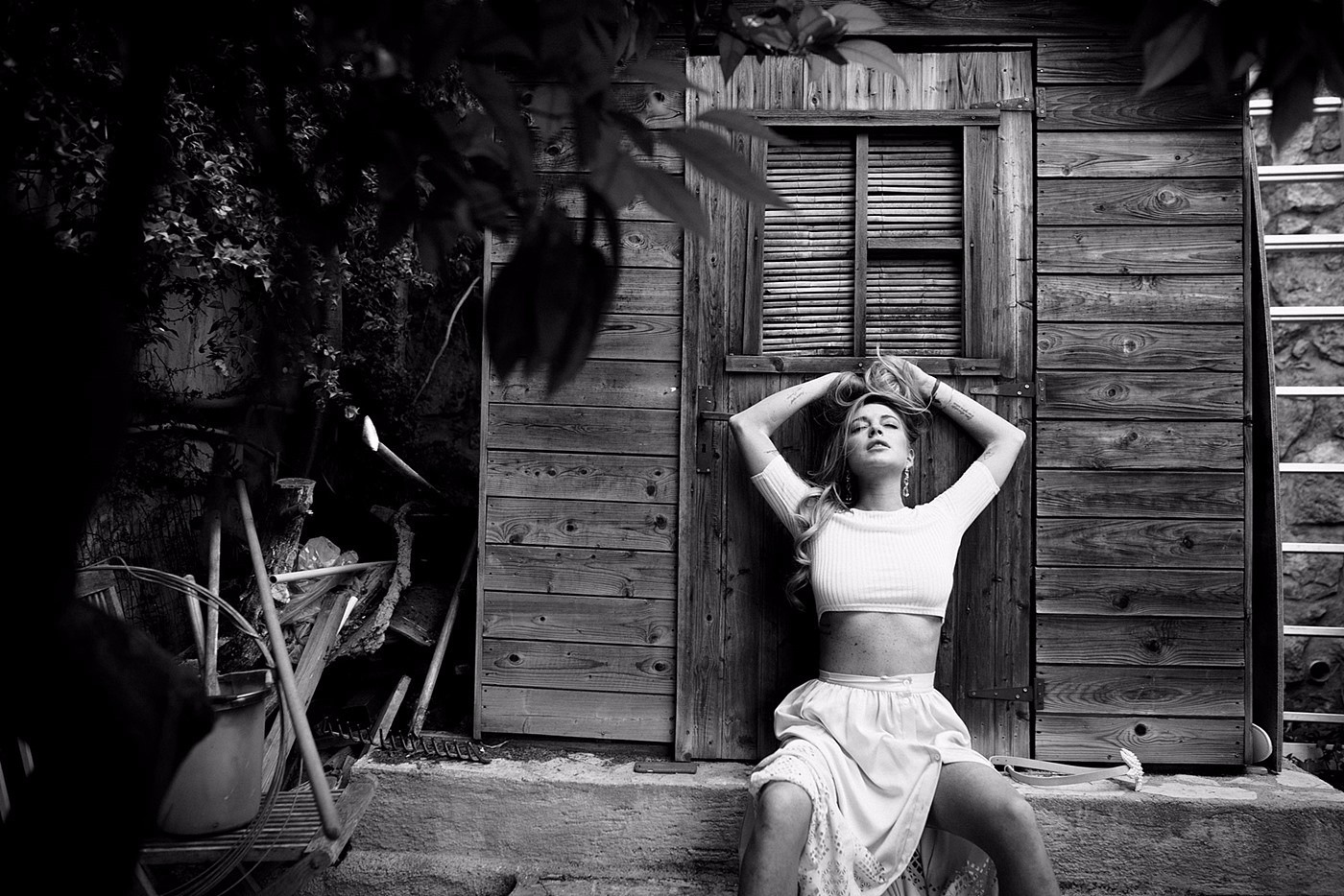 Совсем неожиданно. Линдсей Лохан чёрно-белые фотосессия. Lindsay Lohan возле стены.