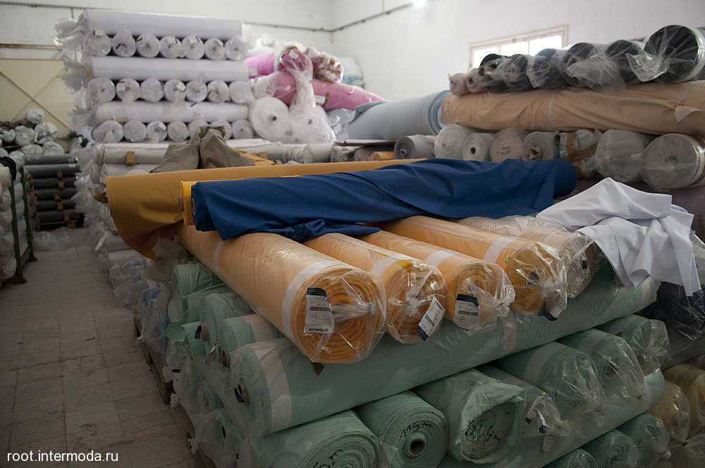 Ткани доставка по россии. Упаковка для рулонов ткани. Рулоны ткани на складе. Текстиль в рулонах. Рулоны тканей на производстве.