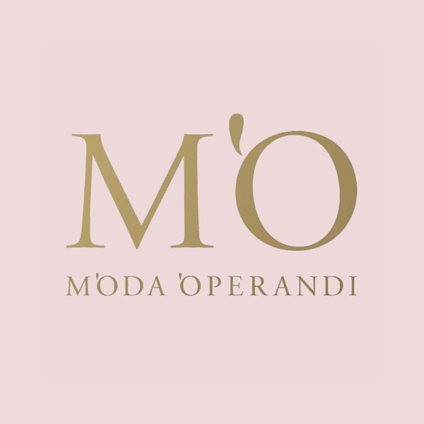 Moda operandi. Moda Operandi logo в белом цвете.