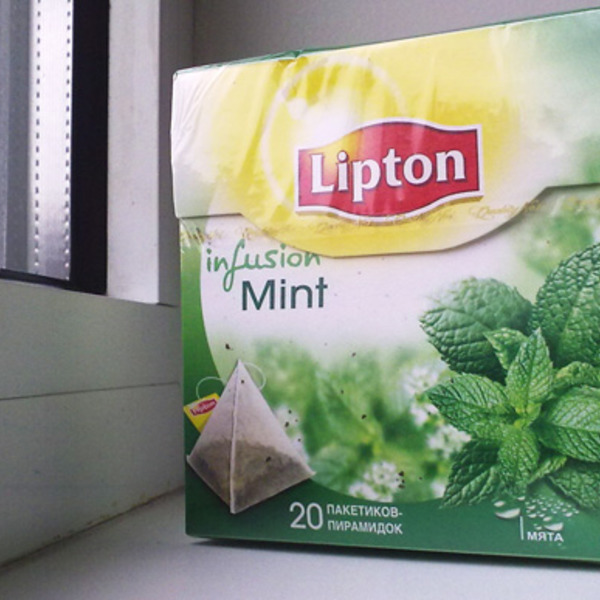 Липтон дома. Липтон мятный чай пакетированный. Липтон мятный чай. Липтон пирамидки. Чай в пакетиках пирамидках.