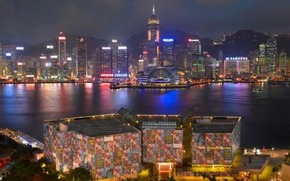 Фасад Гонконгского музея искусства украшают работы Ричарда Принса