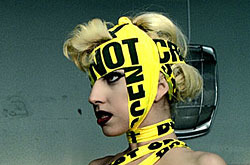 Леди Гага в костюме от Брайана Лихтенберга