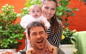 Адриана Лима с дочерью и мужем