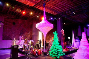 В Париже проходит выставка дизайнерских рождественских елок.