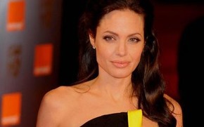 Анджелина Джоли в Armani на красной дорожке BAFTA