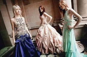 модели показывают свадебные платья на Sydney Bridal Expo