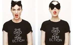 Эрин О'Коннор в футболках из новой коллекции