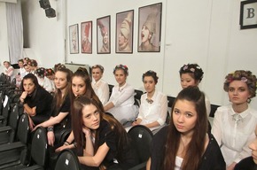 Юные модели перед выпускным экзаменом школы-студии Театра Моды Вячеслава Зайцева.