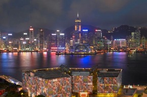 Фасад Гонконгского музея искусства украшают работы Ричарда Принса