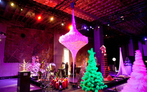 В Париже проходит выставка дизайнерских рождественских елок.