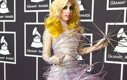 Леди Гага на красной дорожке Грэмми в платье от Armani