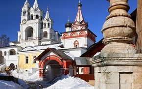Старинный Саввино-Сторожевский монастырь еще загадочнее зимой.