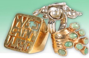 кольца Yves Saint Laurent Arty (вверху и справа), каждое $150, кольцо Талисман, $545