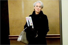 Meryl Streep в роли Miranda, в меховом пальто от Dennis Basso и с сумочкой Prada.