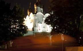 Церковь, фонарь, пролетающий грузовик