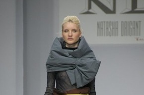 Модель из коллекции Наташи Дригант сезона осень-зима 2010 года.