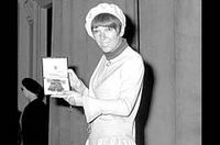 Mary Quant в мини-юбке принимает государственную награду OBE (Орден Британской Империи) в ноябре 1966 года. 
