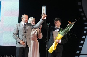 Вручение премии "Золотое Веретено" Дмитрию Бабушкину.