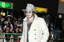 Джонни Депп (Johnny Depp) предпочитает свободные штаны.