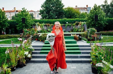 Алла Довлатова вышла на подиум, поддержав российский экологичный бренд одежды