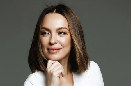 Лицо в режиме напряжения: как стресс меняет внешность и чем может помочь косметология