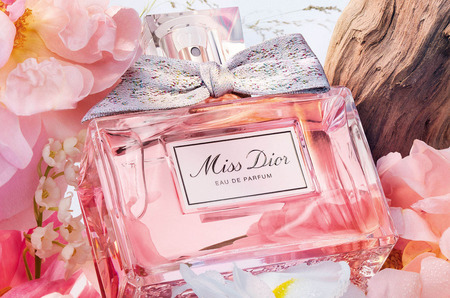 Miss Dior получил бант в «гусиную лапку»