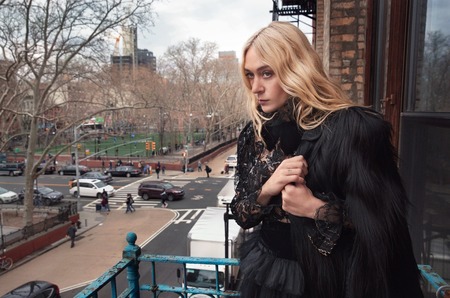 Хлое Севиньи стала музой Vestiaire Collective